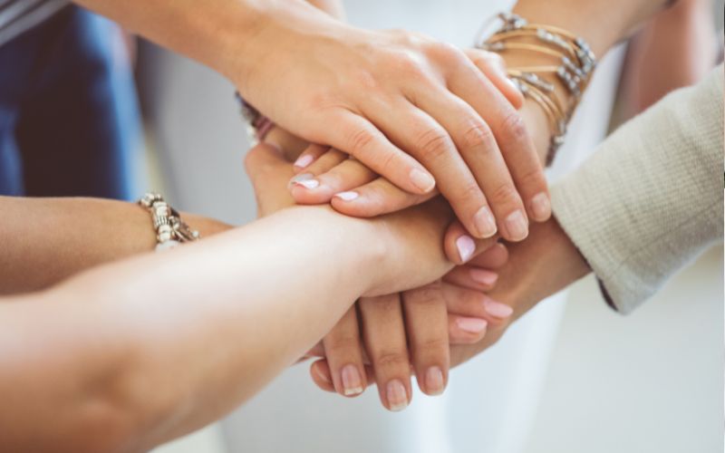 Skupinski-dogodki-stebri-srece