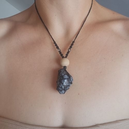 Makrame_ogrlica_snežinkasti_obsidian